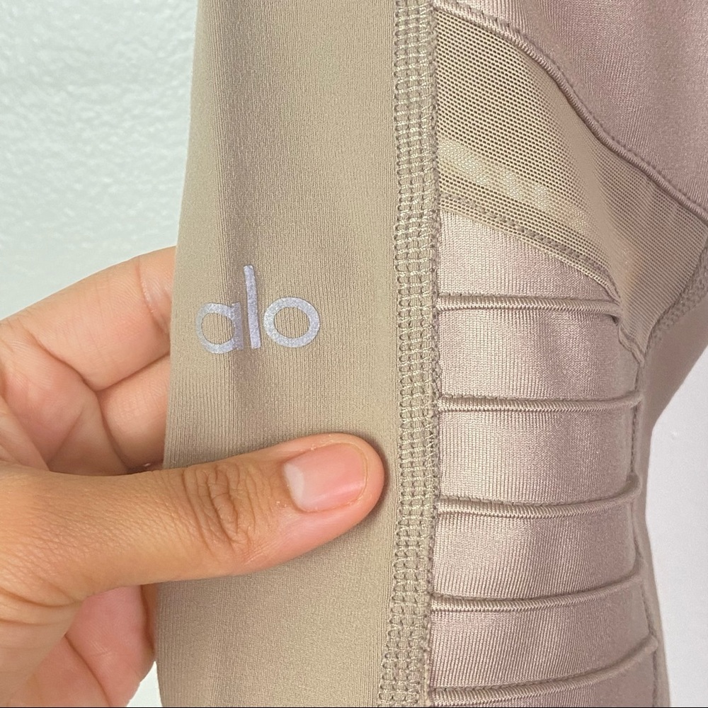 Alo Yoga Women's Mid Rise Mesh Beige Moto Leggings Size M - Picture 11 of 11